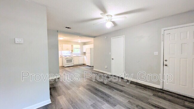 Building Photo - 4527 Versailles Dr