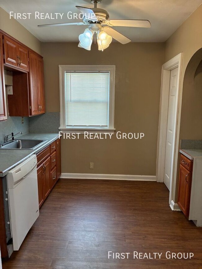 Building Photo - 2926 Catalpa Dr.