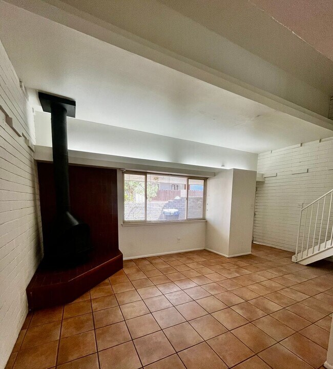 Building Photo - Bright 2 story 2br, 1b, 875sq. ft townhous...