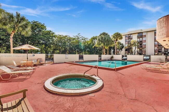 Building Photo - 2701 Riverside Dr