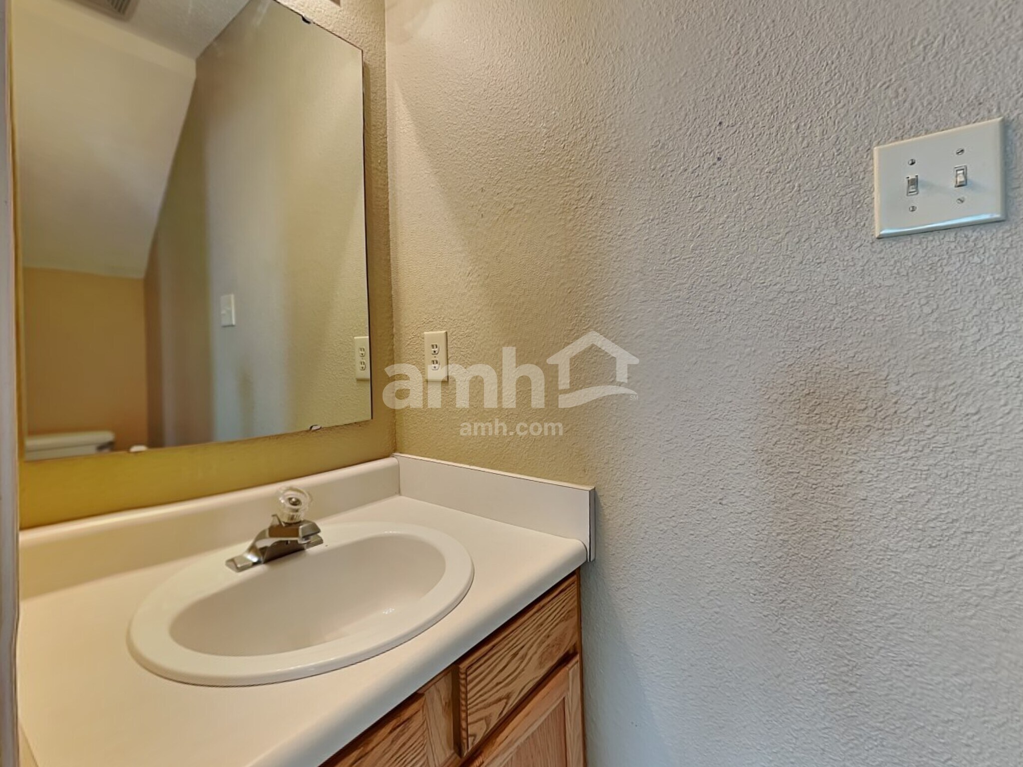 Building Photo - 14470 Forsythia Ln
