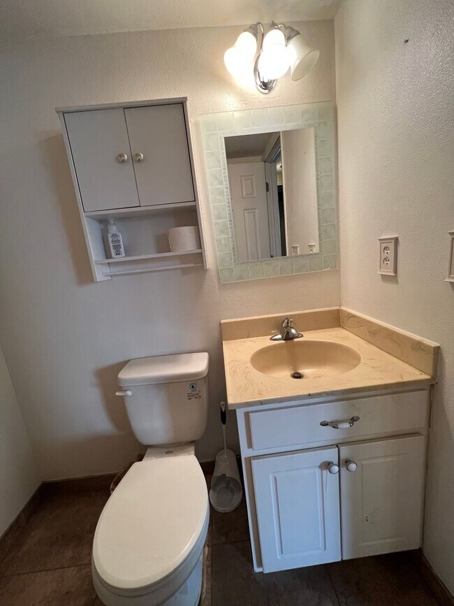 Building Photo - 3 Bedroom Condo in Cinnimon Courtyards