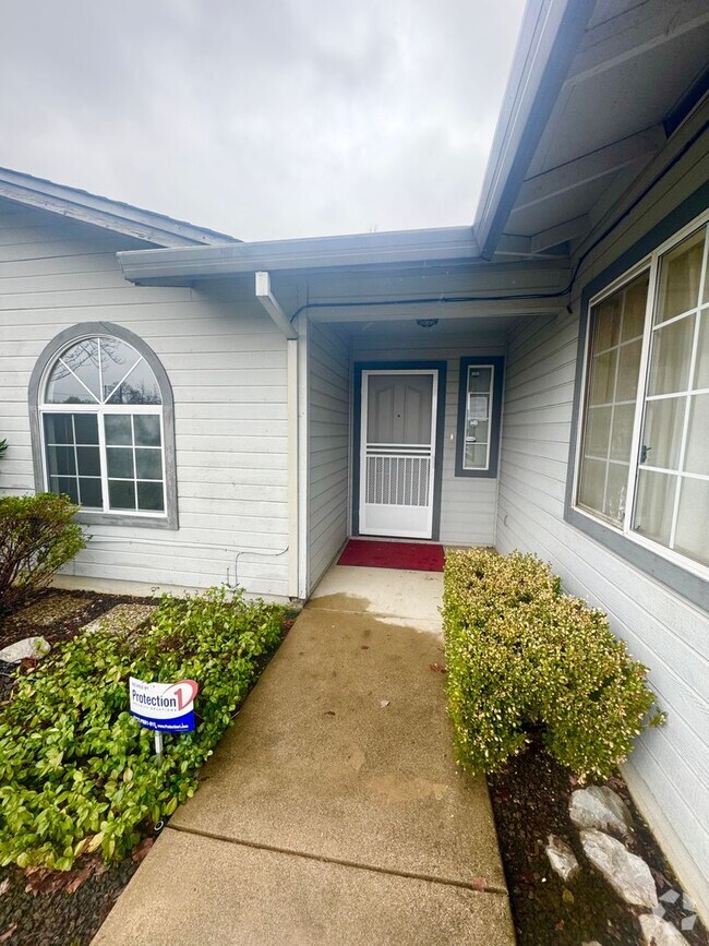 Building Photo - Spacious Home in West Redding