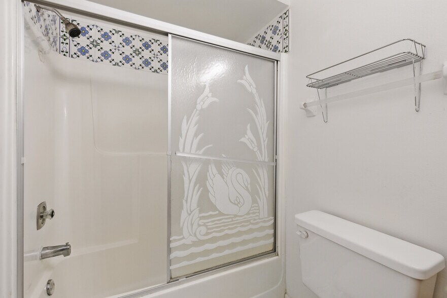 Tub shower combo - 2636 Crown Ct