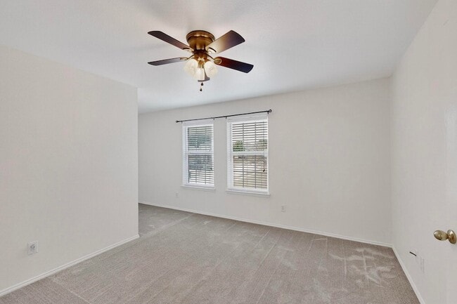 Building Photo - 415 Hidden Ridge Dr