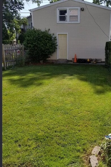 Building Photo - 2929 N Ridgeway Ave