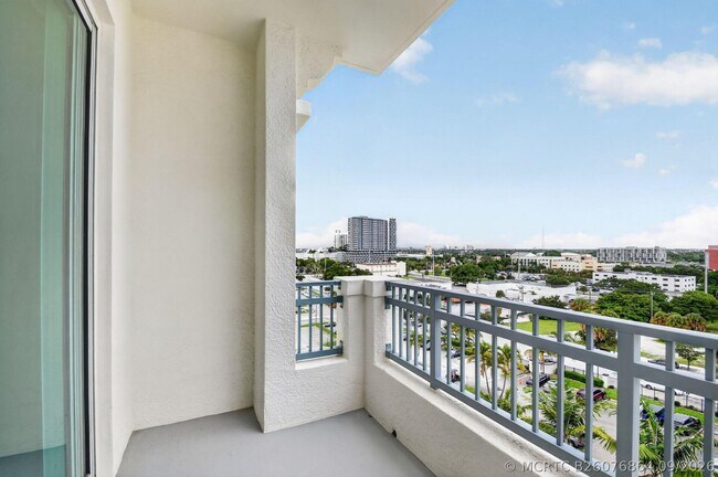 Building Photo - 403 S Sapodilla Ave