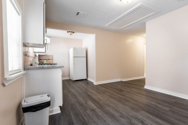 Building Photo - 305 N Live Oak St