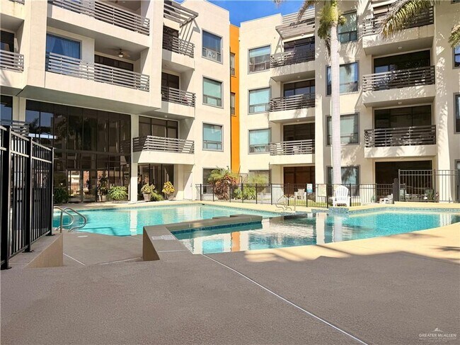 Building Photo - 38 Travis St