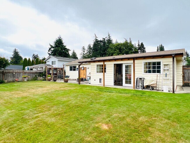 Building Photo - Beautiful yard, 3 bedroom 1 bath rambler i...