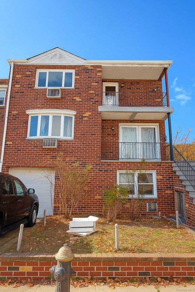 Primary Photo - 2460 Batchelder St