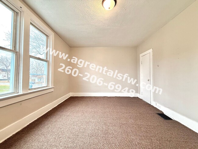 Building Photo - 4 Bedroom House