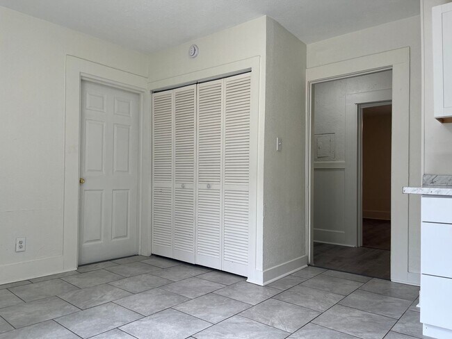 Building Photo - Spacious 2bd/1.5ba Home Minutes From W Mid...
