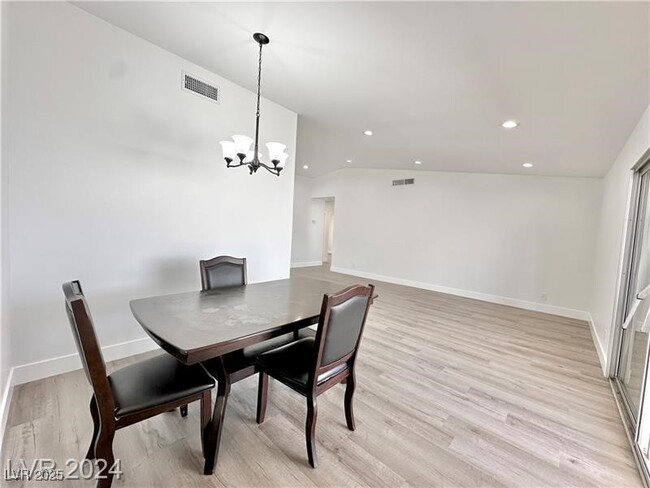 Building Photo - 401 Holcomb