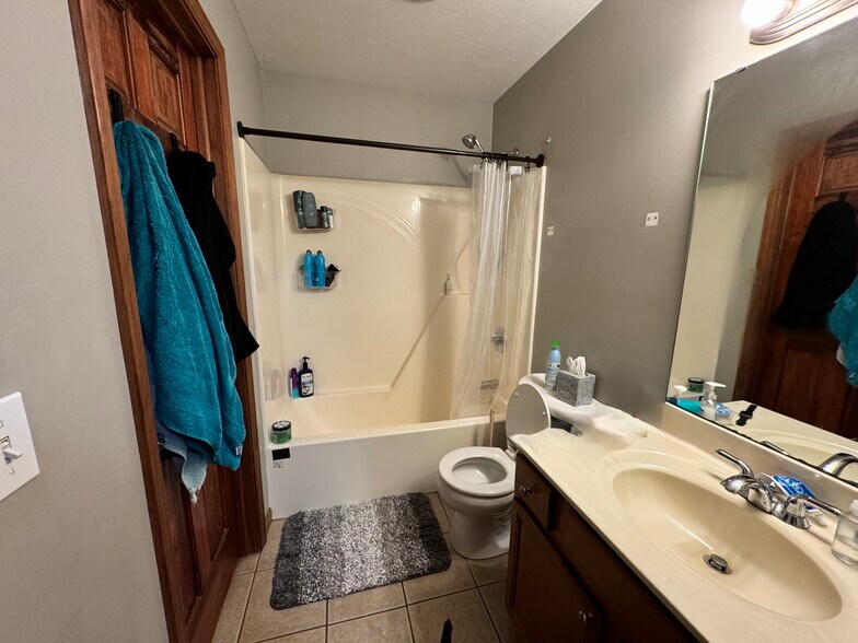 Building Photo - 22174 Vine St