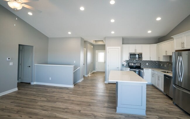 Building Photo - HUGE 4 Bed Home for Rent!