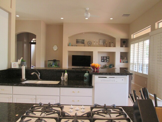 Building Photo - 5745 E Sunset Point Dr
