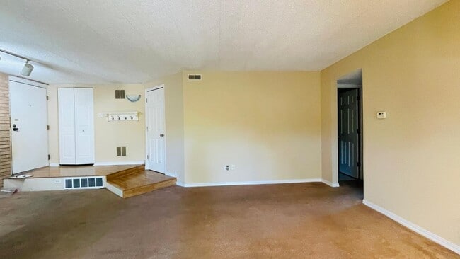 Building Photo - 6015 Lakeside Pl