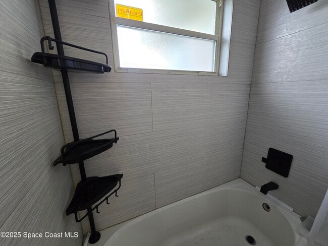 Building Photo - 2417 Colonial Dr