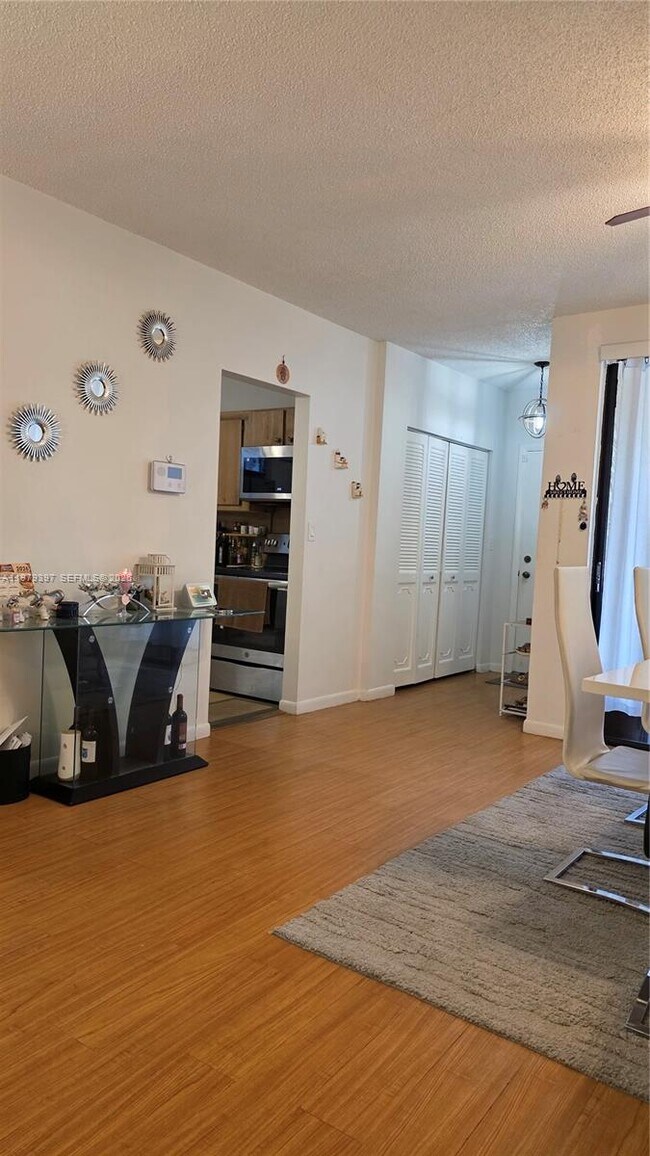 Building Photo - 750 NE 199th St