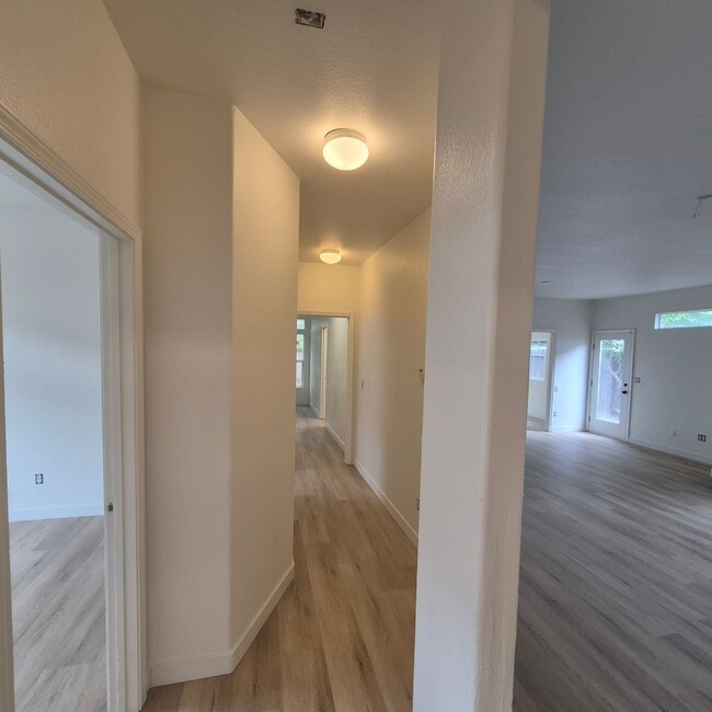 Building Photo - Single story Elk Grove home, 4 bedrooms, 2 baths; nice floor plan