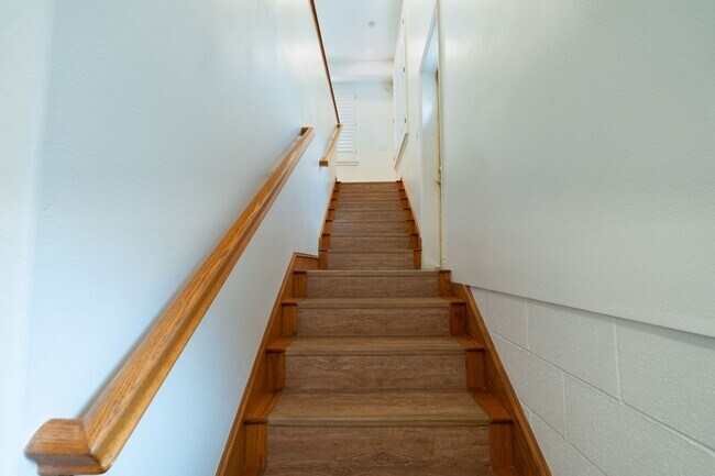 Building Photo - 2 WEEKS OFF SPECIAL..BEAUTIFUL 4 BED 3 BATH UNIT!!!!!