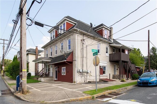 Building Photo - 650 Line St