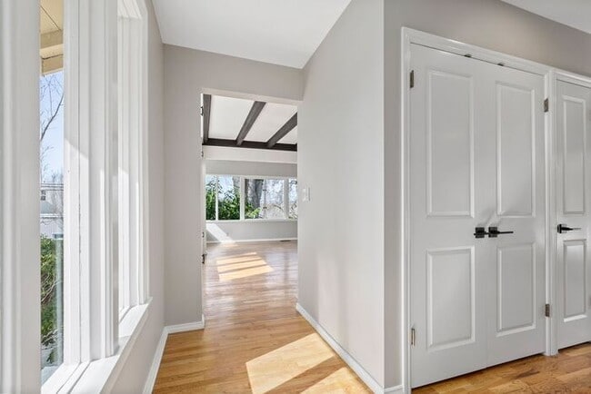 Building Photo - Sunny Air Conditioned Mercer Island Charmer!