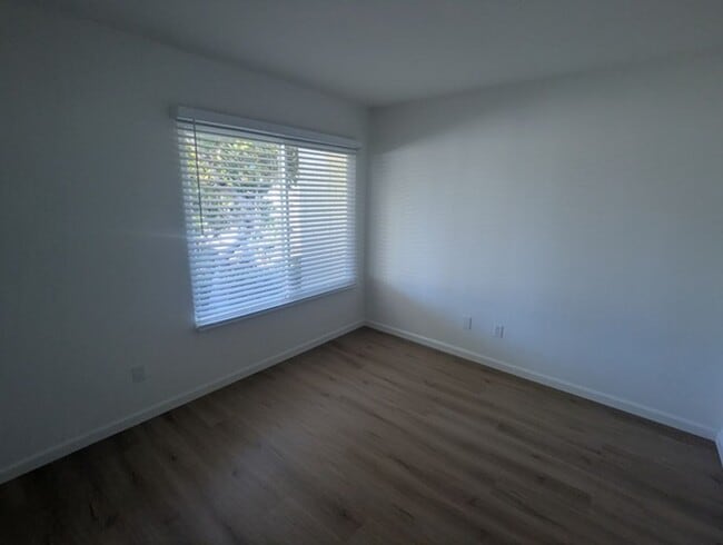 Building Photo - 3 Bedroom 2 Bathroom Single Story Home in ...