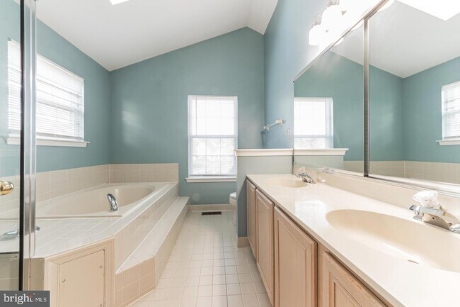 Building Photo - 926 Bentley Ct