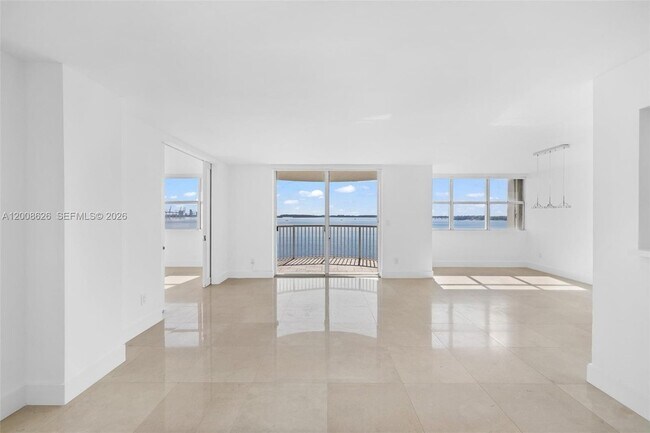 Building Photo - 1420 Brickell Bay Dr