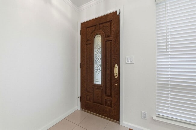 Building Photo - Move-In Ready Blossom Hill Gem – New Bathrooms and many upgrades!