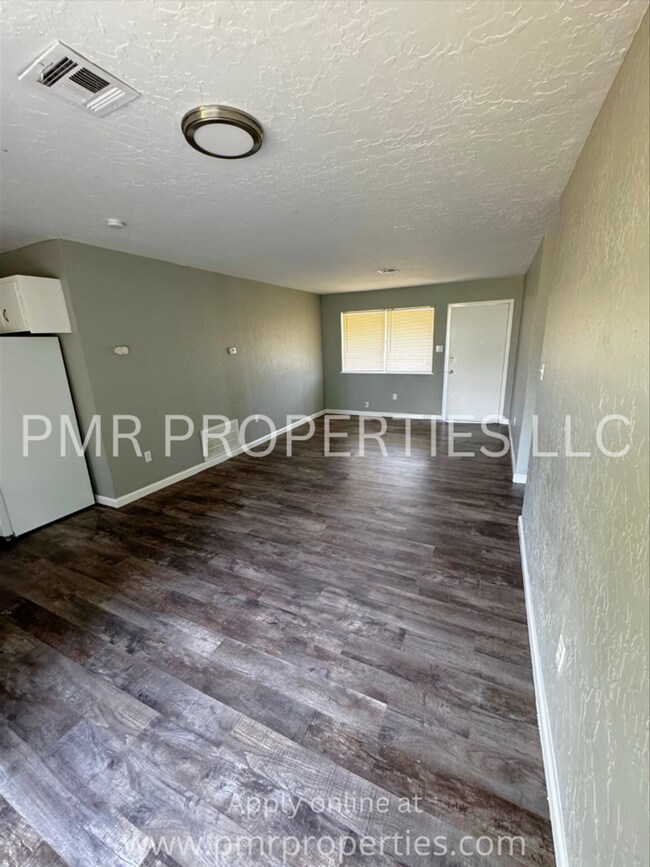Building Photo - 3 Bed 2 Bath - House
