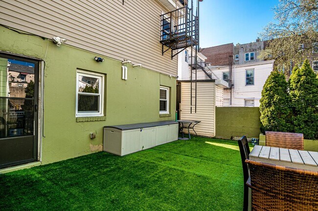 Building Photo - 52 Beacon Ave