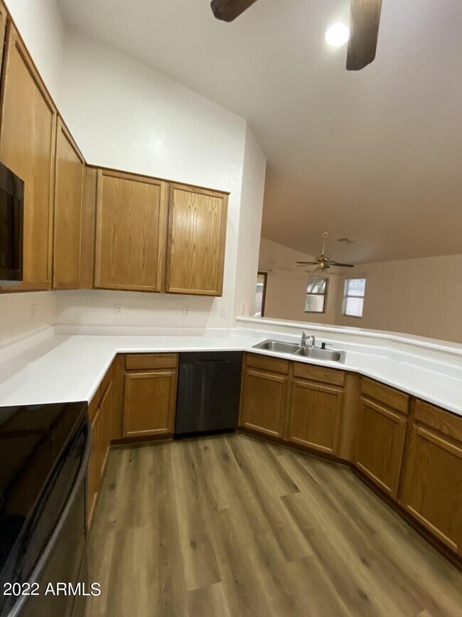 Building Photo - 8937 W Lone Cactus Dr