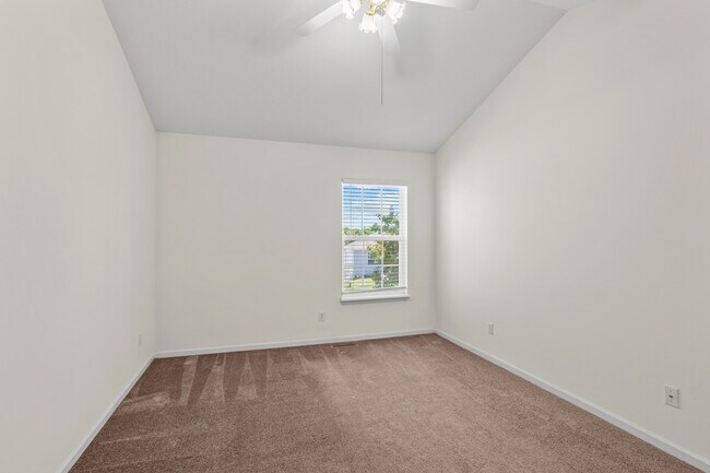 Building Photo - 2418 Northampton Dr