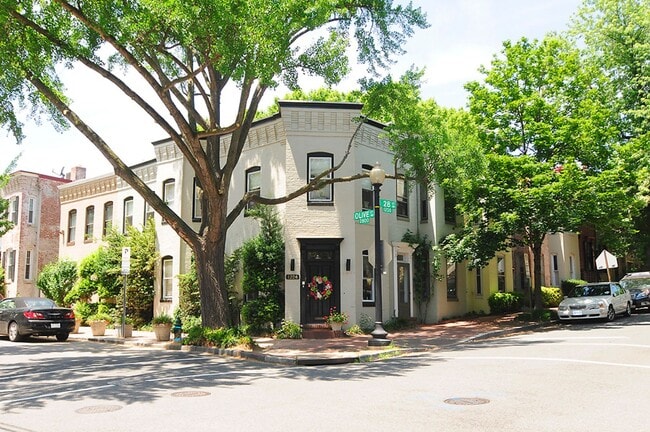 Primary Photo - Georgetown Townhouse (Close to the West En...