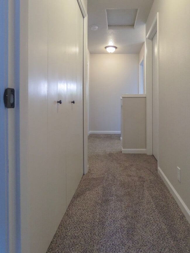 Building Photo - Updated Interior ! Spacious 2 Bedroom 2.5 ...
