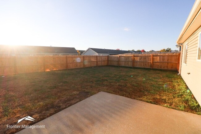 Building Photo - Comfortable 3 bedroom 2 bathroom duplex lo...