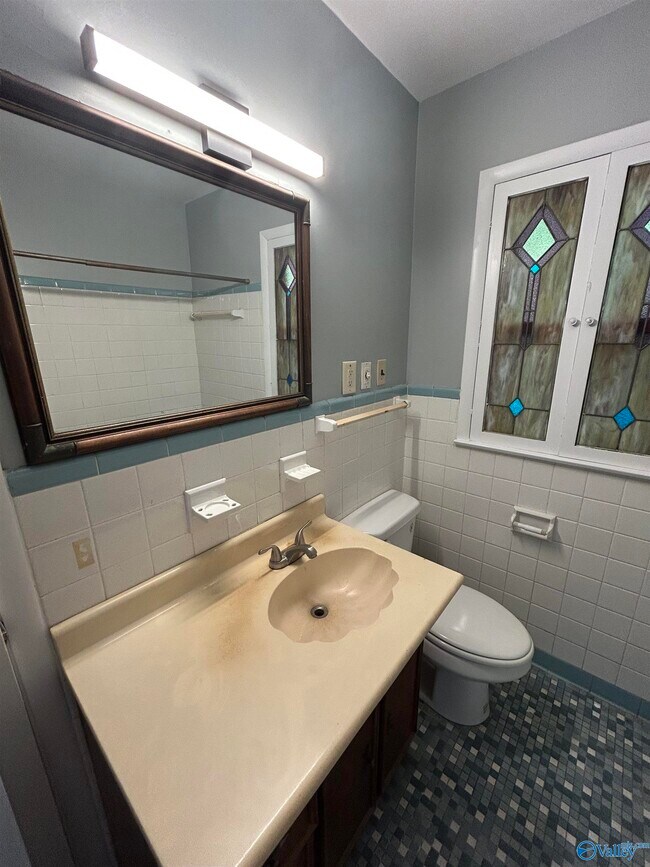 Building Photo - 4103 Lakeview Dr NW
