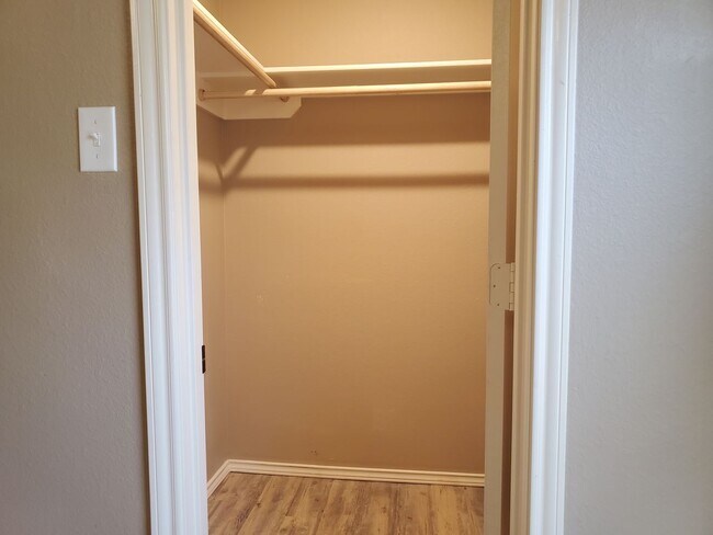 Building Photo - MOVE-IN SPECIAL! Great 3/2/1 in North Central Lubbock