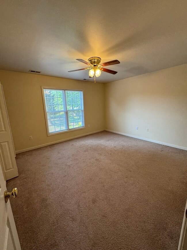 Building Photo - Desirable 2BR Townhome Near Downtown Hickory — Utilities Included