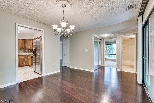 Building Photo - 318 Willowbrook Dr