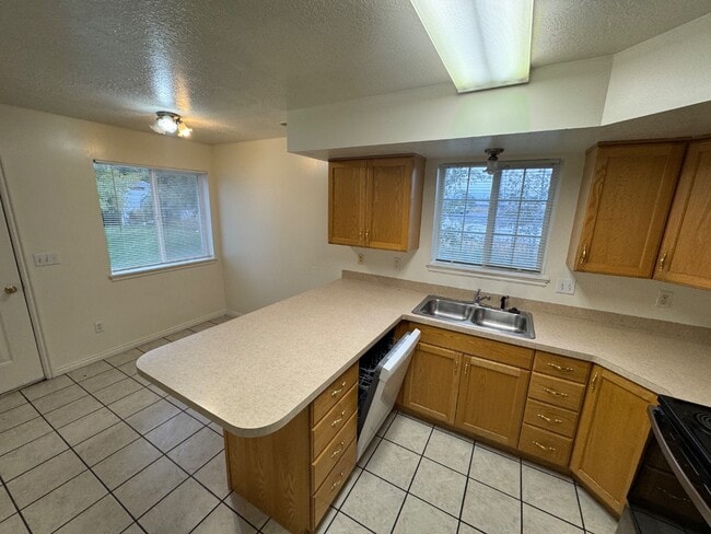 Building Photo - 905 W 350 N