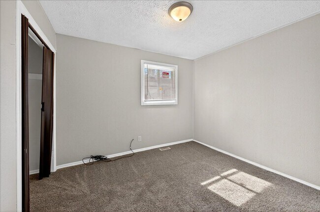 Building Photo - 3319 N Hawthorne Ln