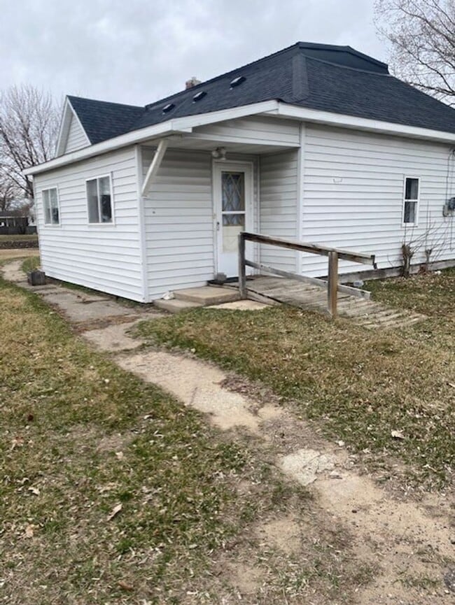 Building Photo - 3 Bedrooms, 2 Bathrooms Single Family Home in Staples, MN