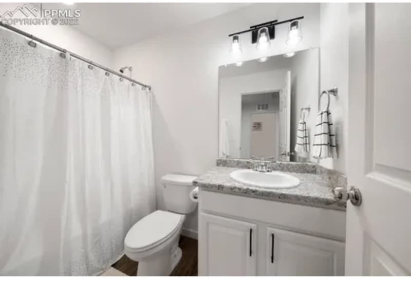 Building Photo - 6456 Glencullen View