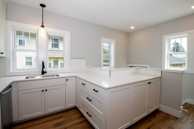 Building Photo - Three Bedroom Condo