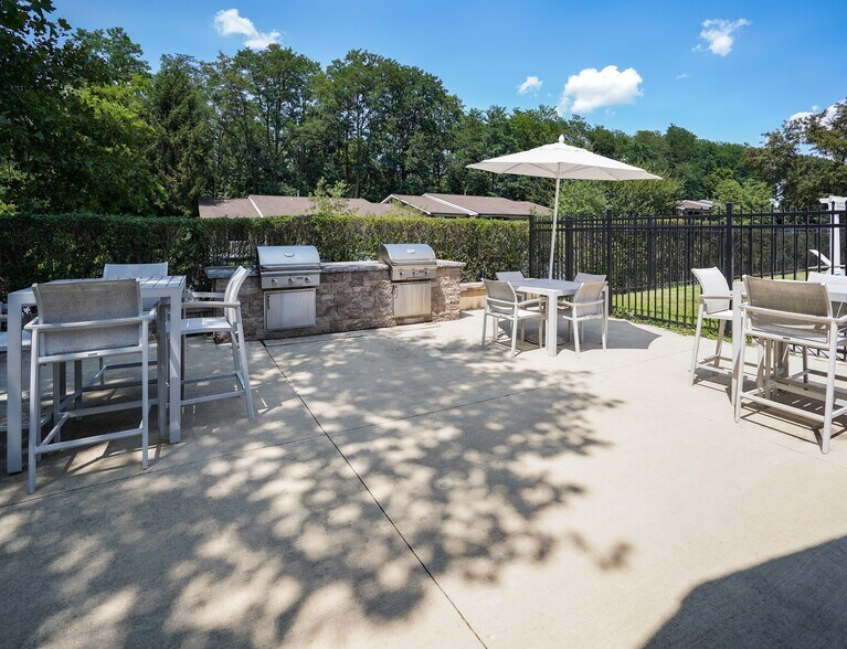 Grill and dining terrace - Goshen Terrace