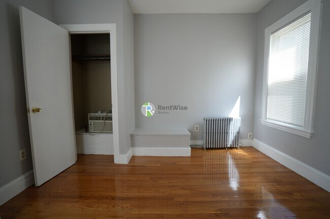 Building Photo - 129 Draper St